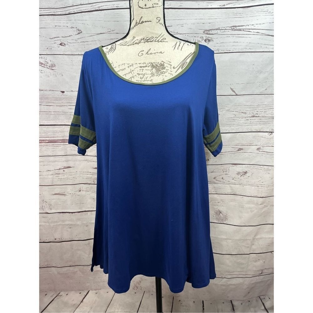 Lularoe medium blue‎ and green trim t shirt